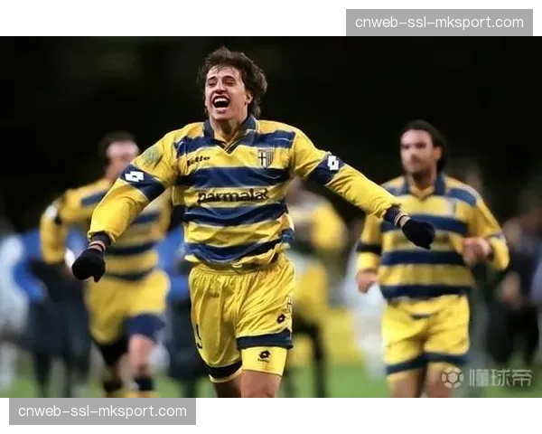 法国电影《蓝色梦想》上映，讲述上世纪90年代马赛夺冠赛季的故事